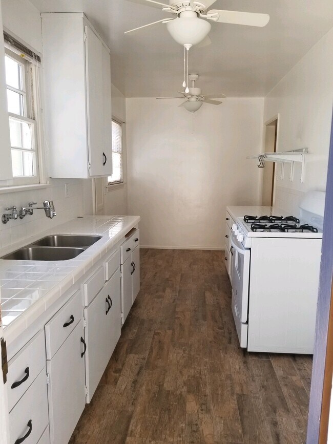 Kitchen with washer and dryer hook uo - 638 Sheldon St