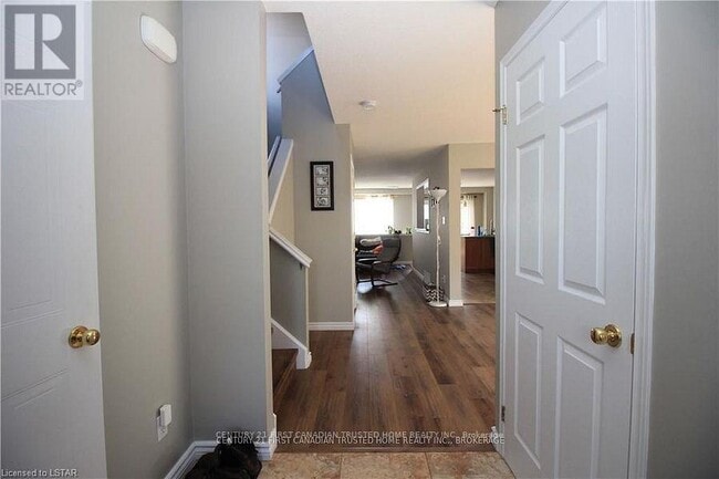 Building Photo - 945 Homeview Ct