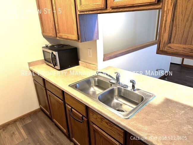 Building Photo - Great townhome style private entry Pardeev...
