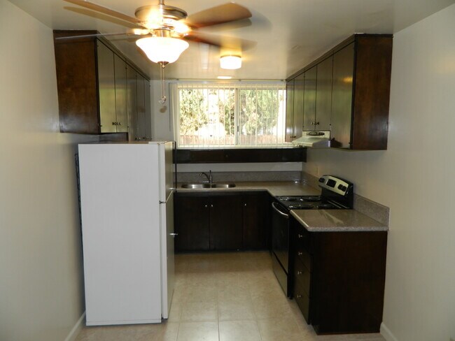Kitchen w/stove & refrigerator - 516 S Oak Knoll Ave