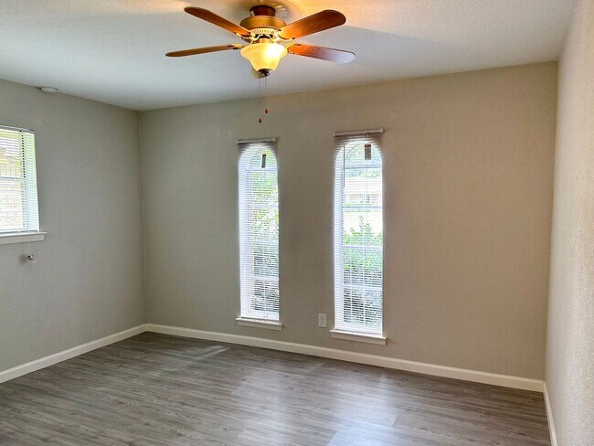 Building Photo - 4 Bedroom / 2 Bath / 2 Car Garage