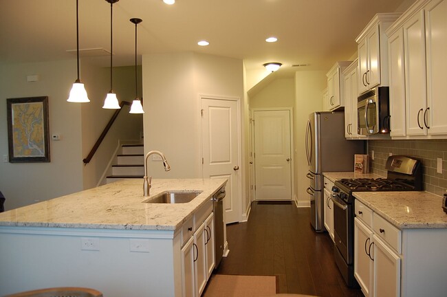 Building Photo - Beautiful four bedroom in Oyster Point - M...