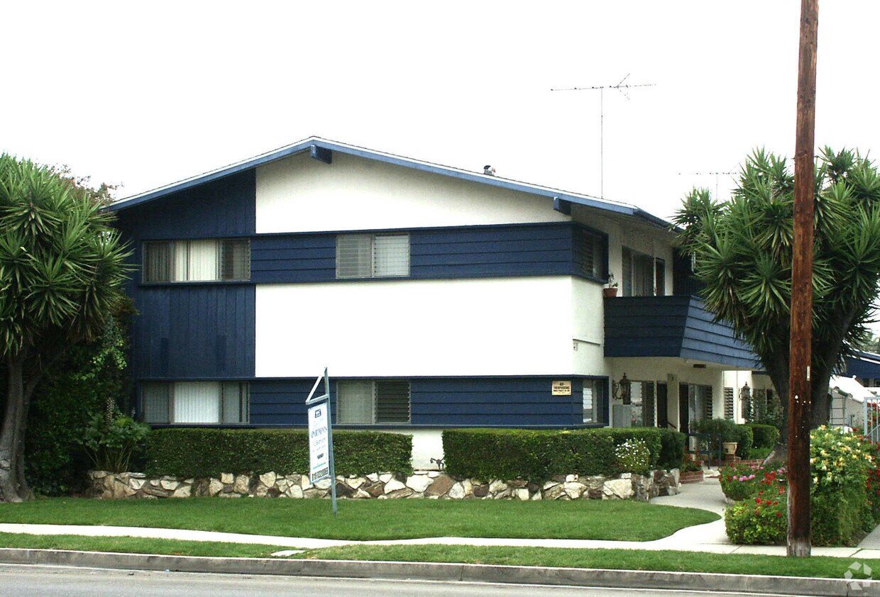 Building Photo - 14047 Moorpark St