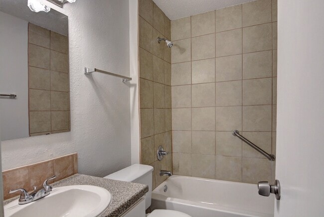 Building Photo - 410 Vista W Ct