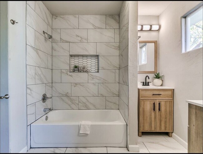 Building Photo - Beautifully remodeled home in Shawnee