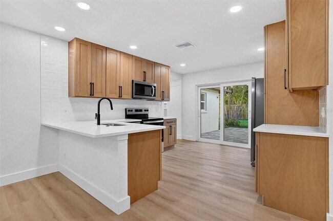 Foto del edificio - 5518 Pine Cir NE