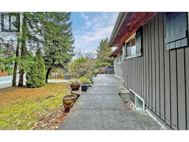 Photo du bâtiment - Upper floor-768 COMO LAKE AVENUE