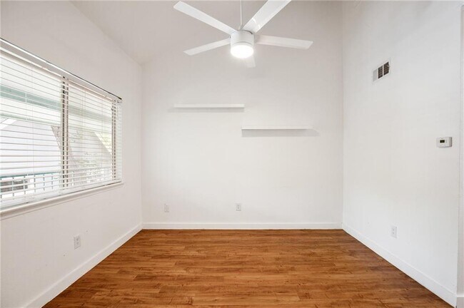 Building Photo - 404 W 35th St