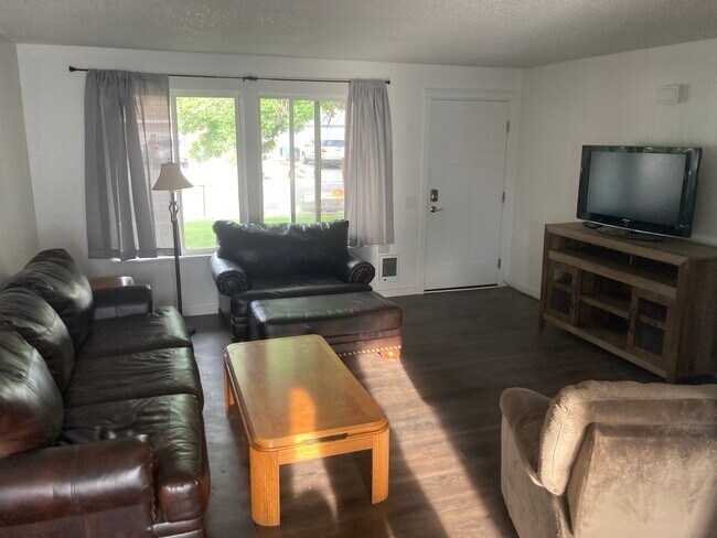 Foto del edificio - 625 Wildrose Ln