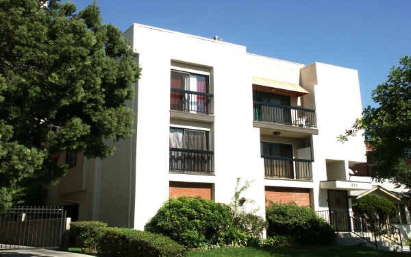 Building Photo - 425 W Lomita Ave