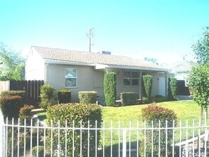 Building Photo - 103 Barrymore St E