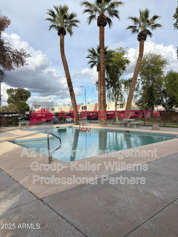 Foto del edificio - 6033 W Golden Ln