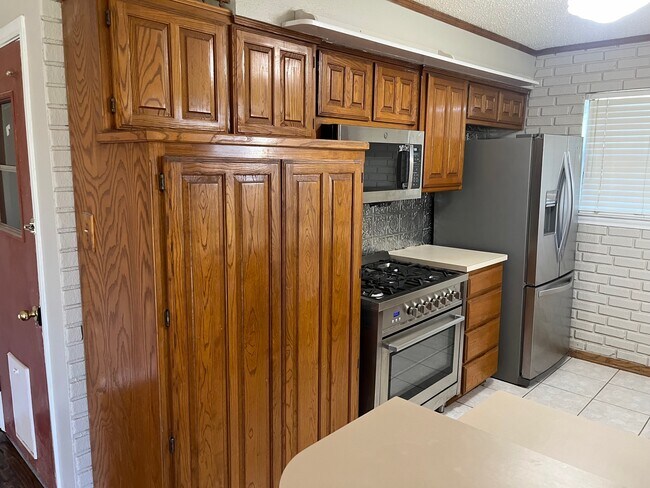 Kitchen - 318 N Shore Pl