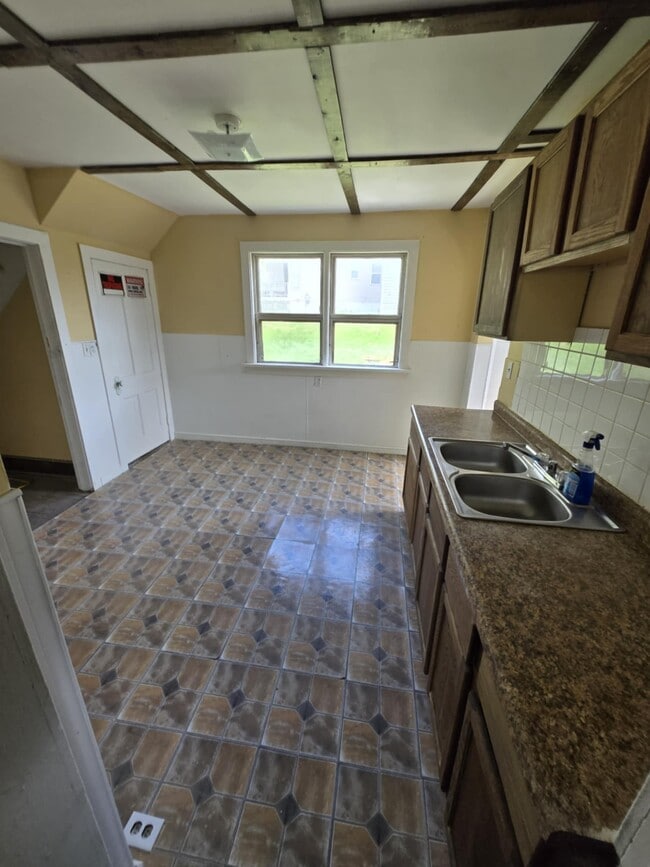 Building Photo - 402 Holly St