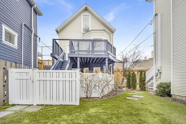 Foto del edificio - 3257 N Oakley Ave