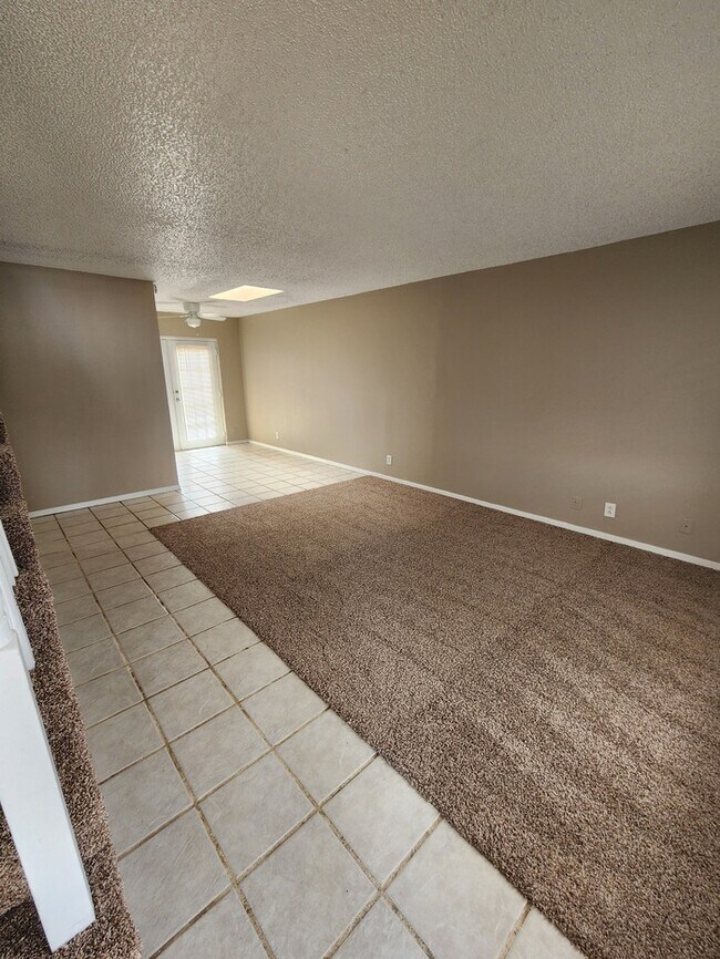 Foto del edificio - 3 bed 2 bath, 2 story townhome, 2 car garage