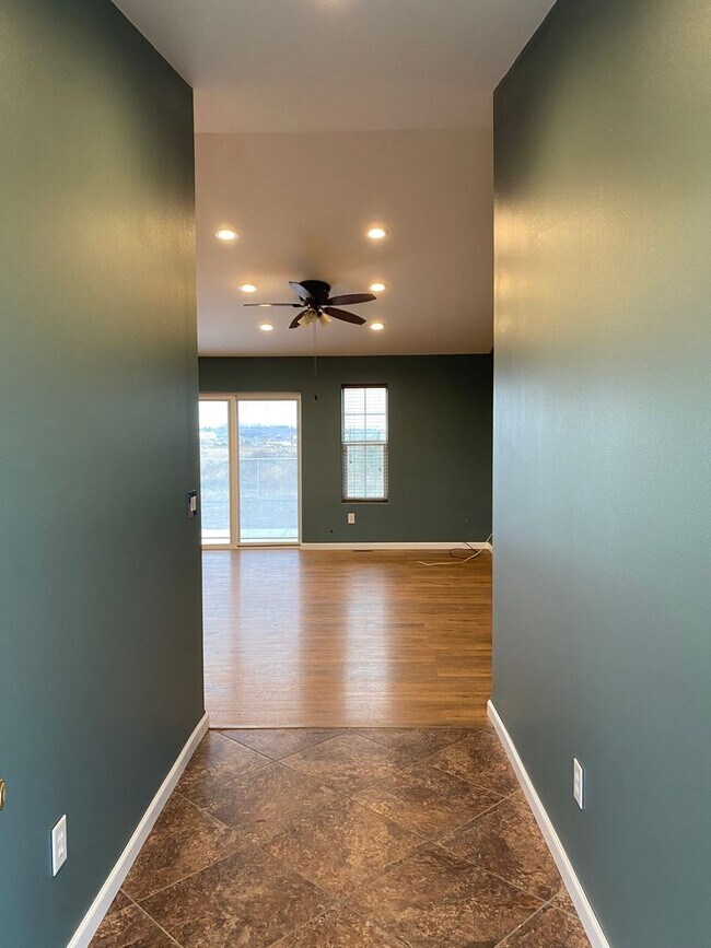 Foto del edificio - Spacious 3 BR 2 BA 2 Car garage on acreage