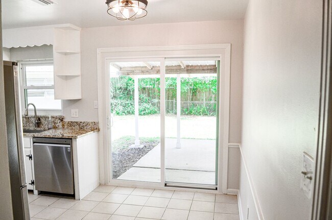 Foto del edificio - Hazel Heights 3 bedroom 2 bath concrete bl...