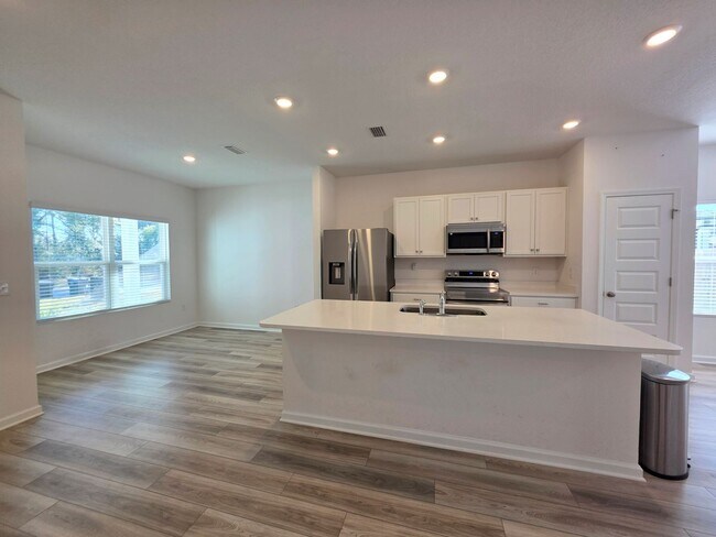 Foto del edificio - 3BR/2BA home with internet included