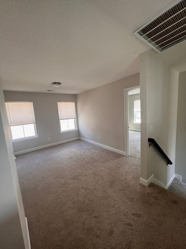 Building Photo - 4 bed 2.5 bath