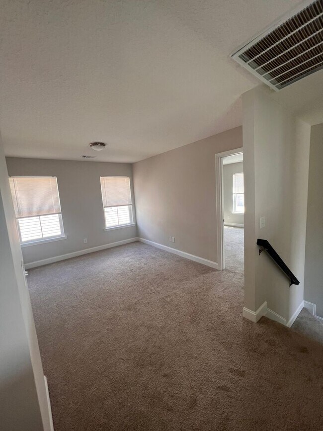 Foto del edificio - 4 bed 2.5 bath