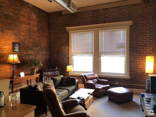 Building Photo - 706 Broadway #506