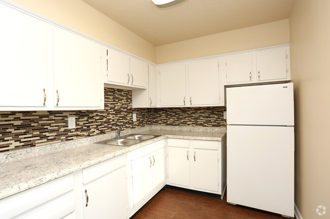 2BR, 1BA - 985 SF - Kitchen - Bridgepoint Apartments