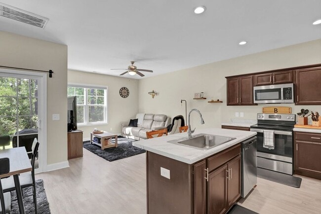 Building Photo - 424 Guppy Lp Rd