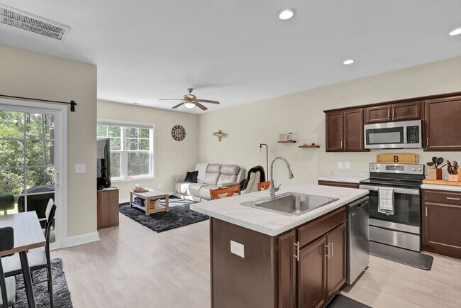 Foto del edificio - 424 Guppy Lp Rd