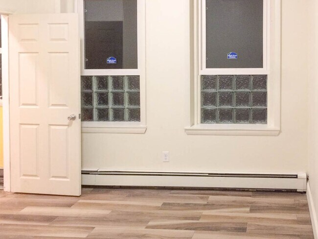 Foto del edificio - ALLSTON 4 BED/2 BATH ON CHESTER ST - LAUNDRY IN UNIT