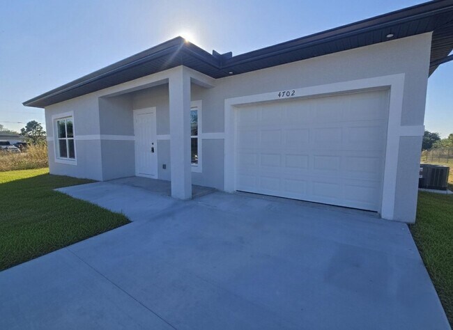 Foto del edificio - Brand New 2/2/1-PRIME SW LOCATION - Lehigh Acres