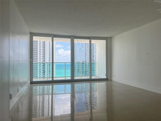 Foto del edificio - 100 Bayview Dr