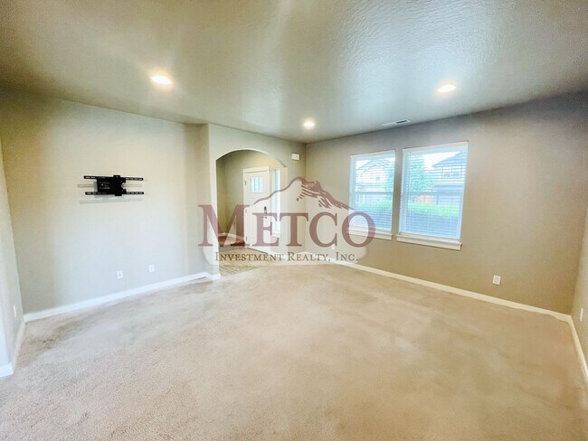 Building Photo - Beautiful Coburg 3 Bed / 2.5 Bath Crafstma...