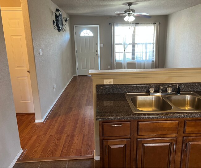 Foto del edificio - 221 Regency Dr