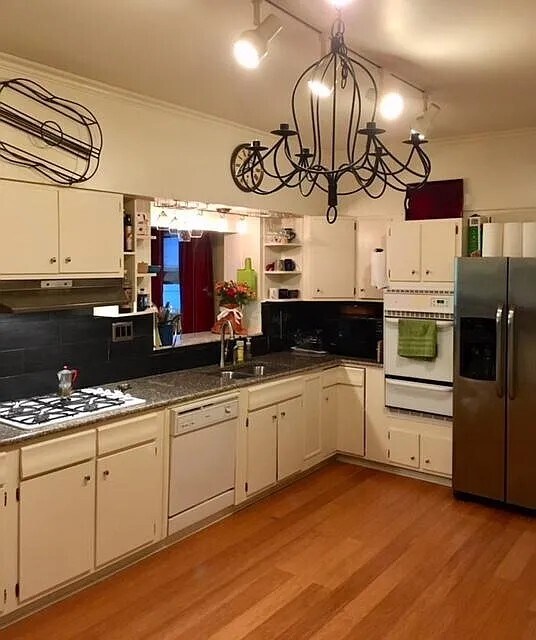 Gourmet kitchen - 1026 Paradrome St