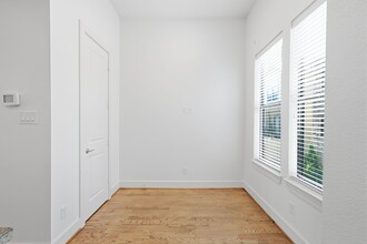 Building Photo - 1206 Delano St