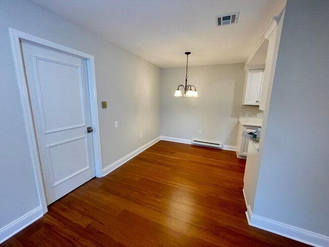 Building Photo - 293B Sharon Way