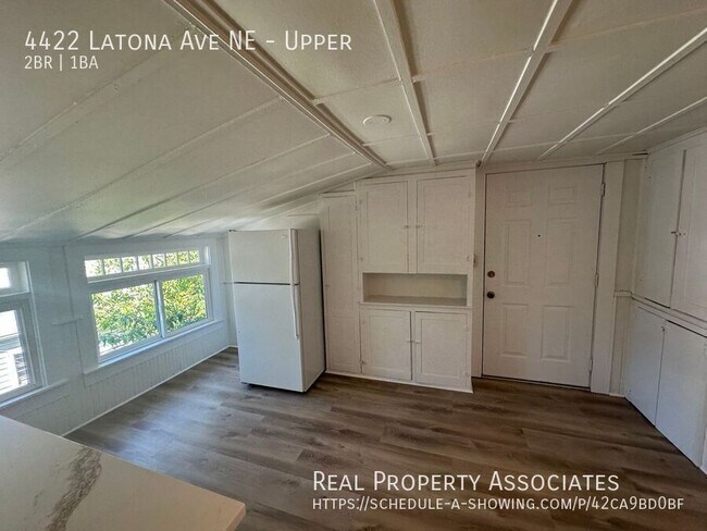 Foto del edificio - 4422 Latona Ave NE