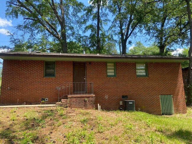 Building Photo - **ON HOLD**3 bedroom / 1 bathroom Home for...
