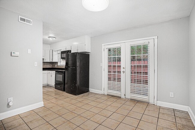 Building Photo - Must see 3BR/2.5BA Townhome In Union City!