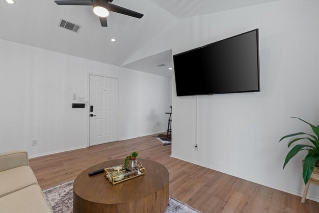 Foto del edificio - Perfectly Located 1-Bedroom Condo For Lease