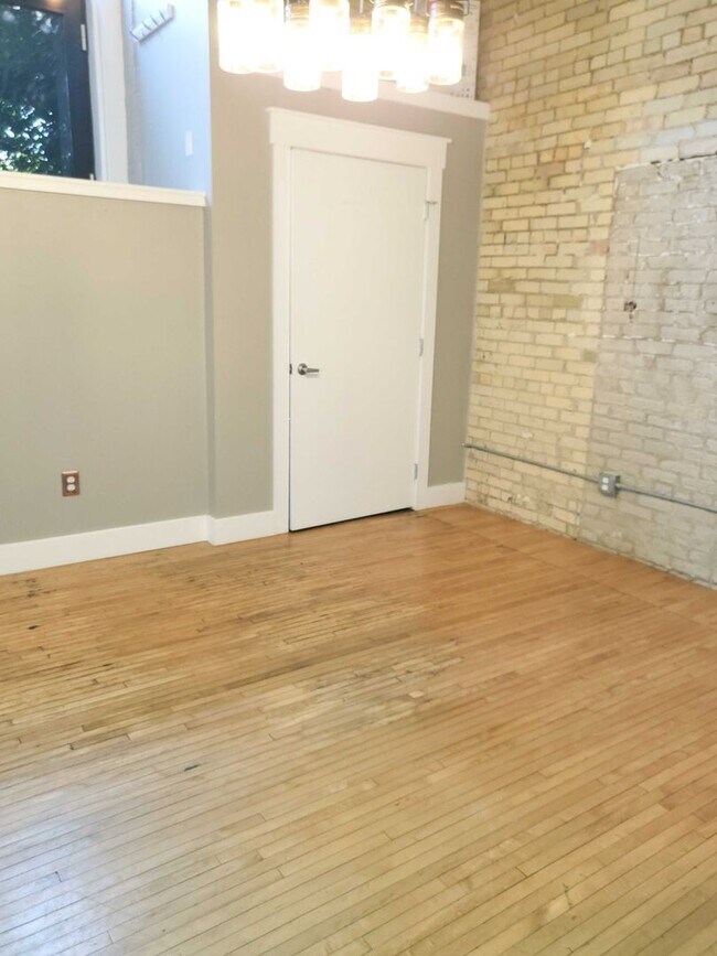 Foto del edificio - 2 bed/ 1 bath corner condo