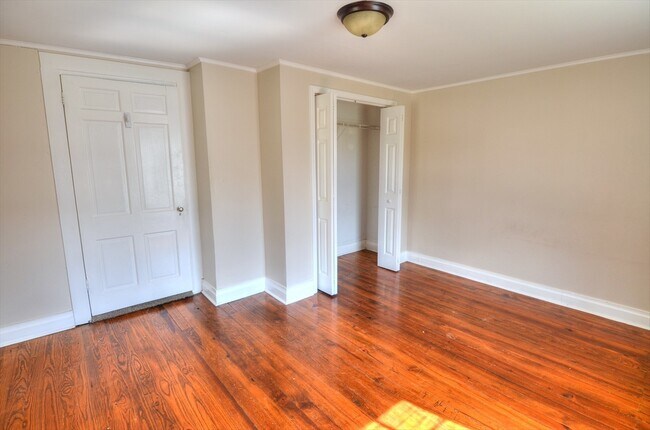 Foto del edificio - Availalble in January! Historic 3 Bedroom Mill House in Downtown Hillsborough!