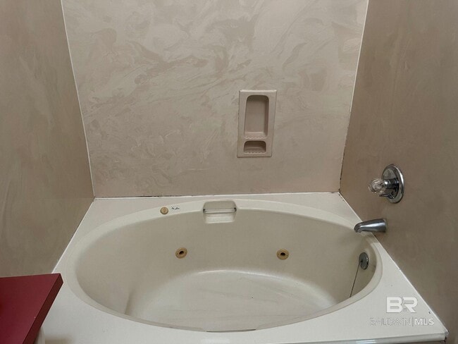 Building Photo - 600 Cheshire Ln