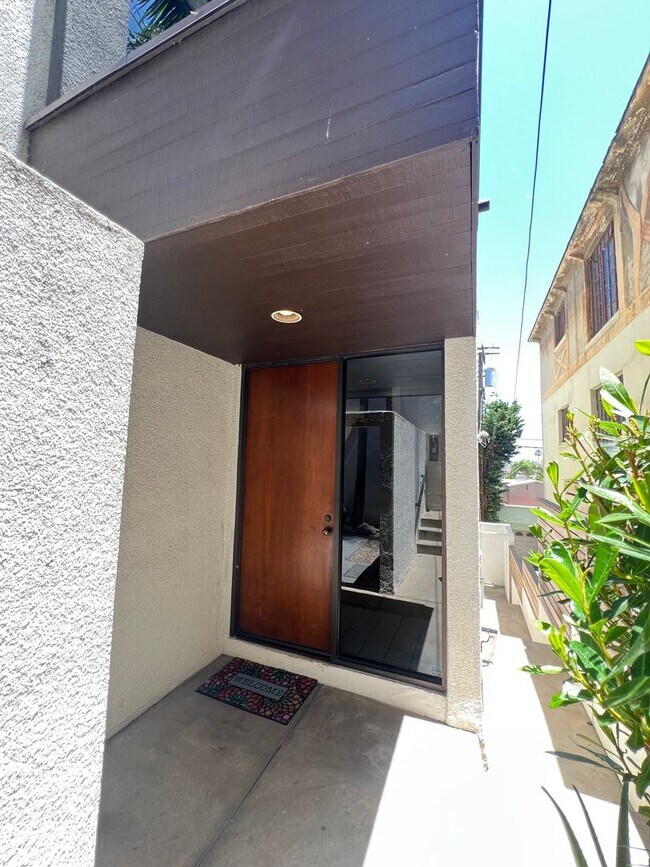 Foto del edificio - Modern 3-Level Belmont Heights Townhome St...