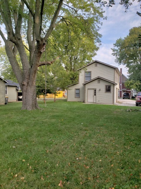 Building Photo - 3 bedroom, 2 bath House: Available August ...
