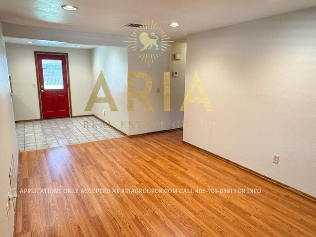 Building Photo - *AVAILABLE FOR IMMEDIATE MOVE IN* 2 Bed/1....