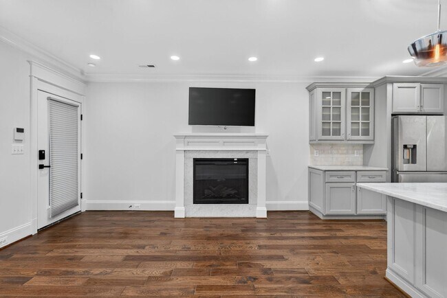 Foto del edificio - Bright Adams Morgan Condo with Den, Two Full Baths & In-Unit Laundry