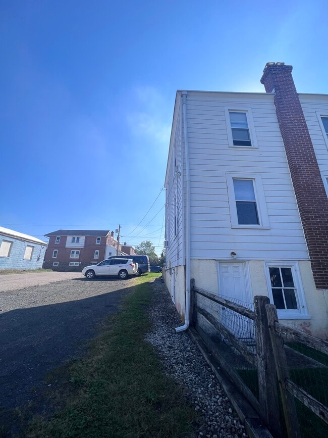 Building Photo - 307 Green St