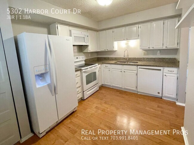 Building Photo - 3 BEDROOM TOWNHOME WITH SPA-LIKE PRIMARY S...